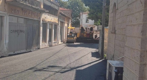 ΠΟΛΙΤΙΚΑ: Επεσε άσφαλτος στην οδό Γεωργίου Παπανδρέου