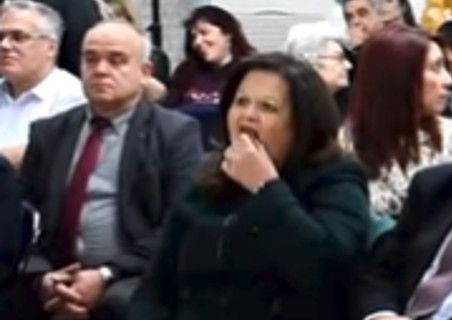 Πόντιοι αποδοκιμάζουν τη βουλευτή του ΣΥΡΙΖΑ Χαρά Καφαντάρη, κι αυτή ατάραχη τρώει βασιλόπιτα (VIDEO)
