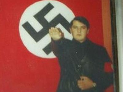 Ο Παππάς με αυθεντική στολή των Ες-Ες!