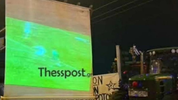 Μπλόκα αγροτών: Εστησαν οθόνη σε τρακτέρ για να δουν τον αγώνα Λουντογκόρετς-ΠΑΟΚ (VIDEO)