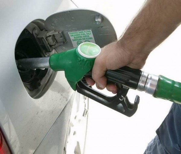 Δεν πλήρωσε και χτύπησε με το αμάξι τον ιδιοκτήτη του βενζινάδικου (VIDEO)