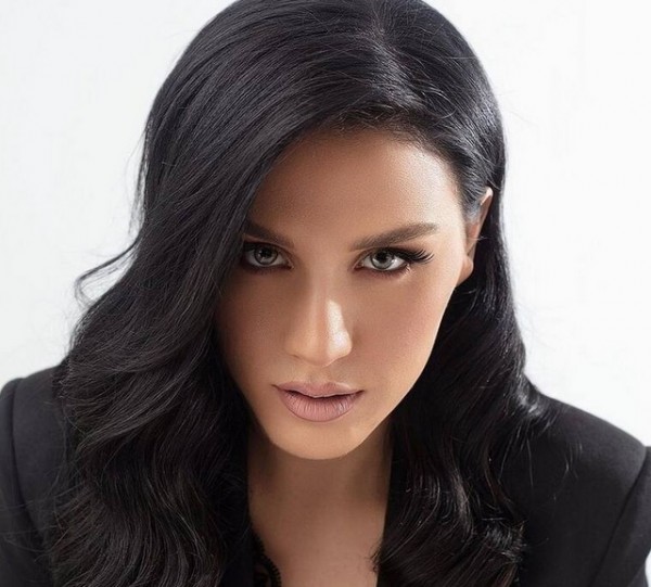 ΙΟΥΛΙΑ ΚΑΛΛΙΜΑΝΗ: Κάνει θραύση το νέο της τραγούδι (Video)