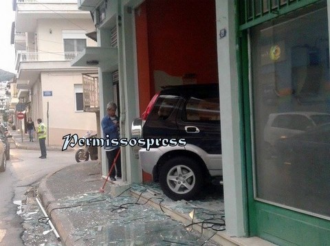 Τζιπάκι διέλυσε την τζαμαρία και μπήκε ολόκληρο σε κατάστημα