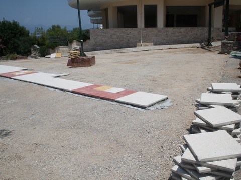 Μπαίνουν πλάκες στα τουβλάκια