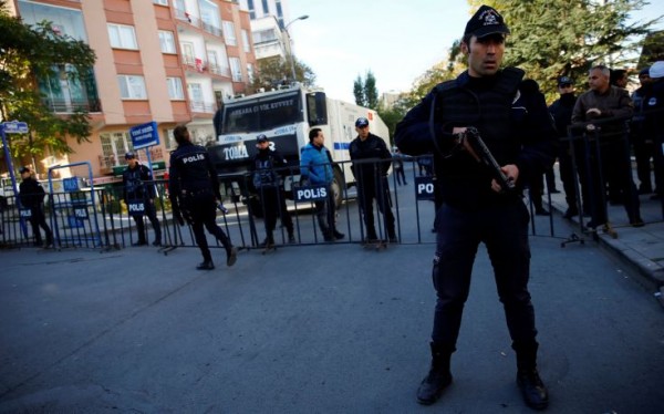 Ένοπλος κρατά ομήρους σε νοσοκομείο