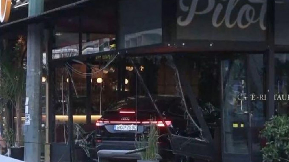 Αυτοκίνητο μπήκε σε καφετέρια!