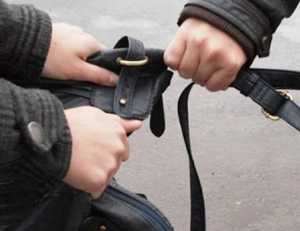 Ντύθηκε αστυνομικός και άρπαξε τσάντα με 1000 ευρώ από ηλικιωμένη