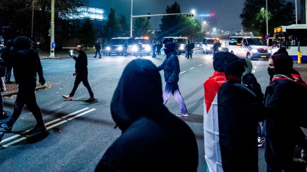 Αγρια επεισόδια στο Αμστερνταμ: Ισραηλινοί έπεσαν στη θάλασσα για να σωθούν από Μουσουλμάνους και Ολλανδούς χούλιγκανς (VIDEO)