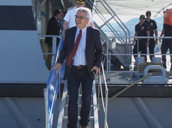 Ο Αναγνωστάκης είπε στην πλάκα έναν αστυνομικό σκατόγαυρο! (VIDEO)