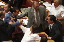 Ενταση στο Κοινοβούλιο την ώρα που μιλούσε ο Βενιζέλος