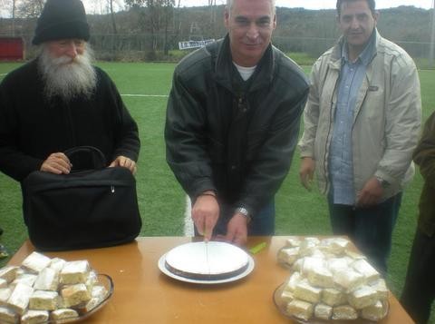 Έκοψαν την πίτα μέσα στο γήπεδο και μετά κέρδισαν τον αγώνα