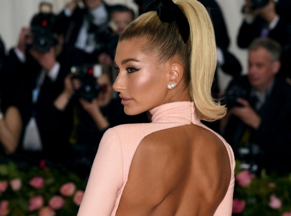 Έτσι φόρεσε το κοστούμι η Hailey Bieber και σίγουρα θα θέλεις να το βάλεις και εσύ
