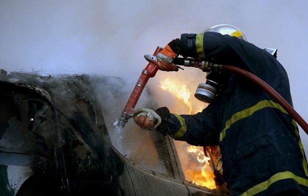 Φωτιά σε αυτοκίνητο κοντά στα διόδια των Αφιδνών το απόγευμα της Μεγάλης Πέμπτης