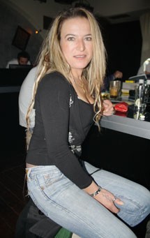 Κοιτάζει μόνο την πάρτη της!