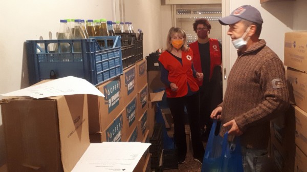 ΧΑΛΚΙΔΑ: Ο Ερυθρός Σταυρός διένειμε τρόφιμα σε 80 οικογένειες για τις γιορτές