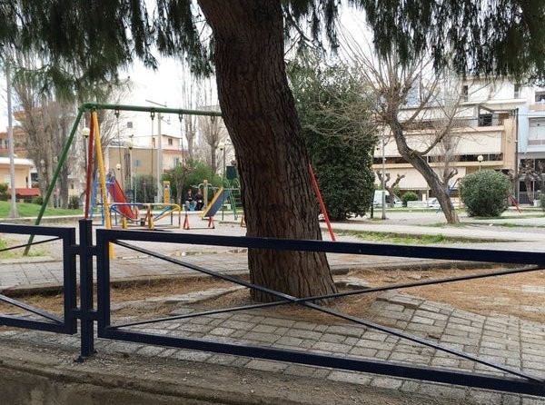 ΧΑΛΚΙΔΑ- ΚΑΤΑΓΓΕΛΙΑ: Είκοσι άτομα χωρίς μάσκα στην πλατεία στο Δέλτα