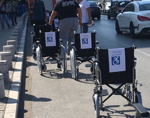 ΑμεΑ ...πάρκαραν παράνομα αναπηρικά αμαξίδια στους δρόμους για πέντε λεπτά (VIDEO)
