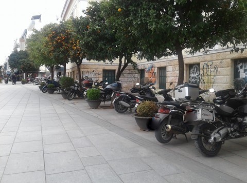 ΧΑΛΚΙΔΑ: Μόνιμο πάρκινγκ για δίκυκλα στον πεζόδρομο πίσω από τα Δικαστήρια