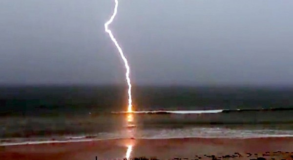 Χτυπήθηκε από κεραυνό ενώ κολυμπούσε 26χρονος και έχασε την ζωή του