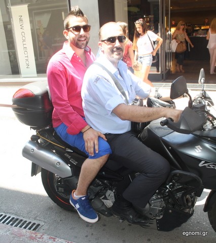 Πατέρας και γιος ξέρουν από ...βέσπα