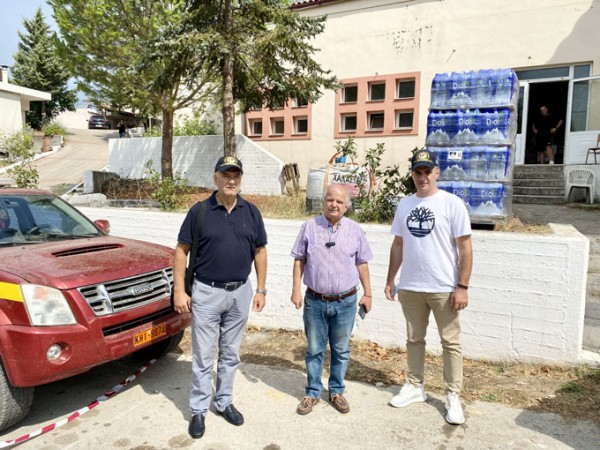 Αστυνομικοί στο πλευρό των πληγέντων