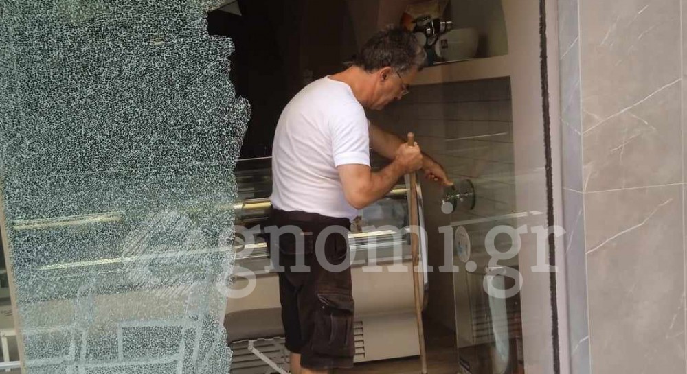 ΧΑΛΚΙΔΑ: Άγνωστος δράστης έσπασε την τζαμαρία του ζαχαροπλαστείου Παπαλιόλιος