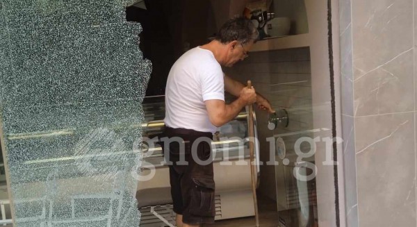 ΧΑΛΚΙΔΑ: Άγνωστος δράστης έσπασε την τζαμαρία του ζαχαροπλαστείου Παπαλιόλιος