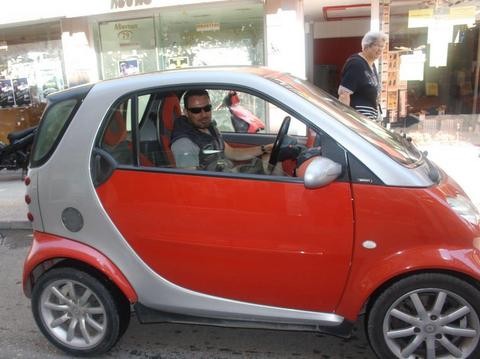 Κάνει βόλτες με ξένο αμάξι ο Μιχάλης