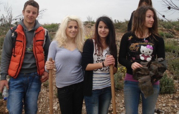 Φύτεψαν χιλιάδες δένδρα οι μαθητές