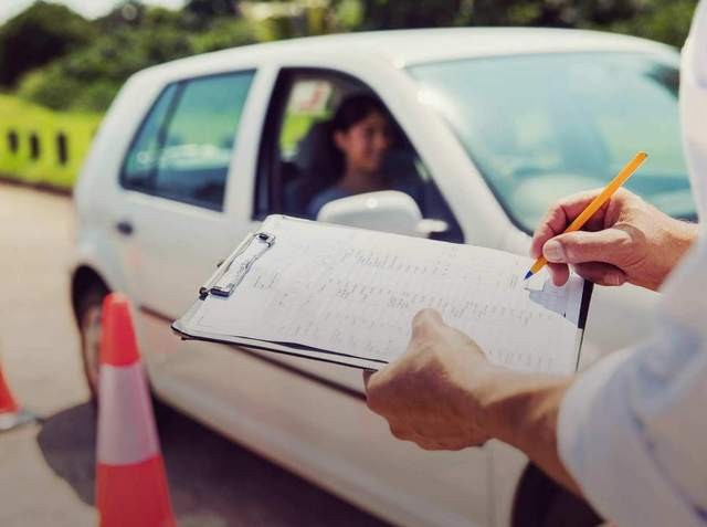 ΙΣΤΙΑΙΑ: Υποψήφιος οδηγός τραυμάτισε εξεταστή στη διάρκεια των εξετάσεων
