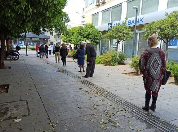 ΧΑΛΚΙΔΑ: Απίστευτες ουρές στις Τράπεζες και σε καταστήματα το πρωί της Δευτέρας