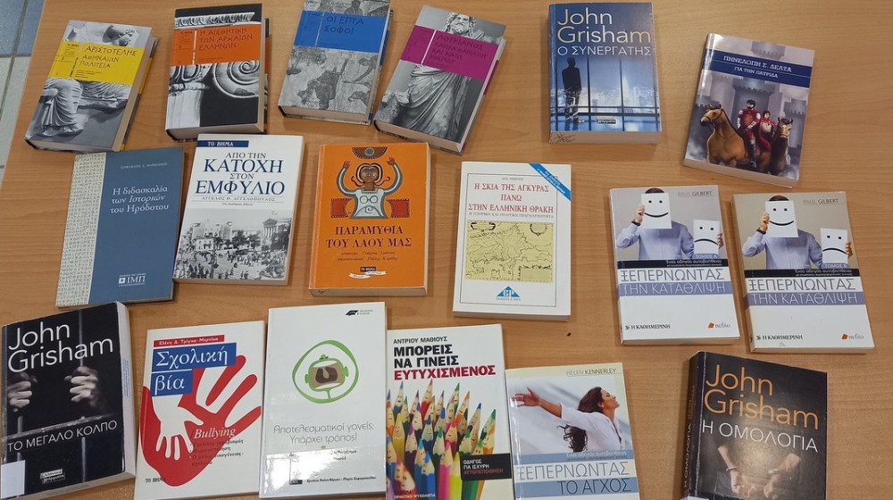 Η Αναστασία Στυλιανόσογλου πρόσφερε 334 βιβλία στην Βιβλιοθήκη Καθενών