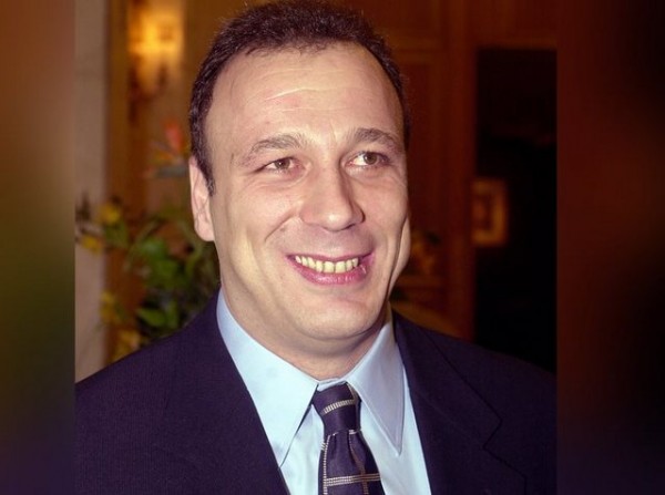 Στο σφυρί και η βίλα του Φώτη Μπόμπολα στο Παλαιό Ψυχικό