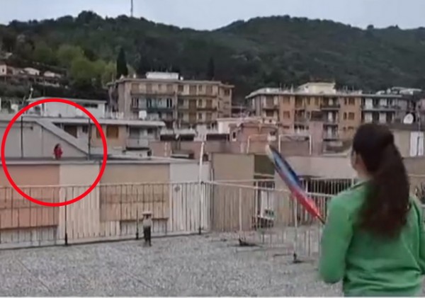 ΚΑΡΑΝΤΙΝΑ: Παίζουν τένις από ...ταράτσα σε ταράτσα (VIDEO)