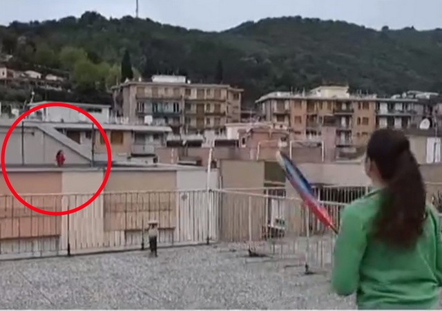 ΚΑΡΑΝΤΙΝΑ: Παίζουν τένις από ...ταράτσα σε ταράτσα (VIDEO)