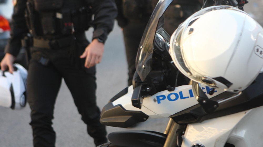 Στο νοσοκομείο 17χρονη που προσπάθησε να χωρίσει ζευγάρι που τσακωνόταν στη μέση του δρόμου