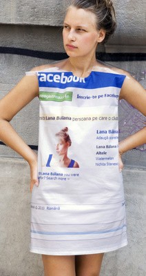 Εκανε το προφίλ της στο Facebook φόρεμα