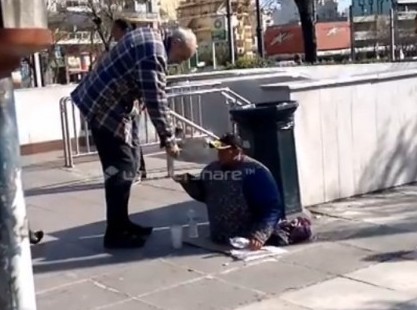 Σηκώθηκε ο ...ανάπηρος και τους άφησε άναυδους (video)