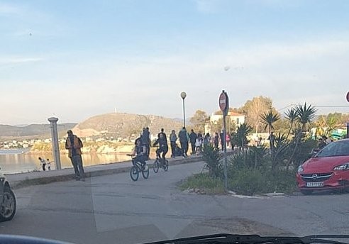 ΧΑΛΚΙΔΑ ΚΟΡΩΝΟΪΟΣ: Παρέμβαση της αστυνομίας για αποφυγή συνωστισμού