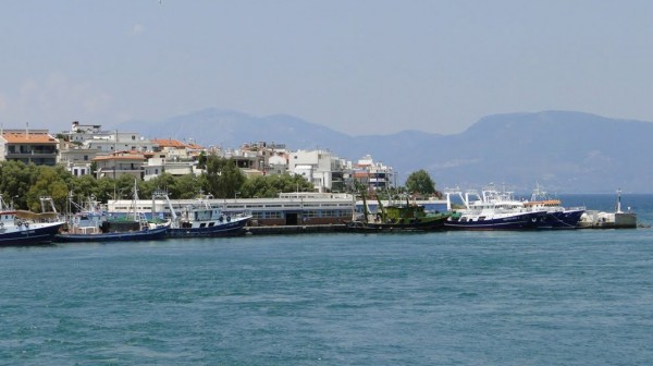 ΧΑΛΚΙΔΑ: Τουριστικό σκάφος με 4 επιβαίνοντες έμεινε ακυβέρνητο μπροστά στην Ιχθυόσκαλα