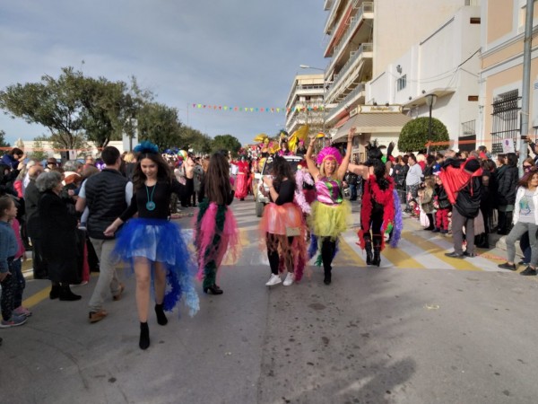 ΧΑΛΚΙΔΑ ΚΑΡΝΑΒΑΛΙ: Οι πρώτες εικόνες από την παρέλαση των καρναβαλιστών