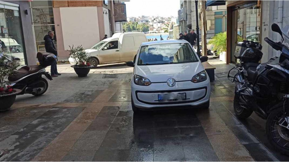 ΧΑΛΚΙΔΑ: Παρκάρισμα στον πεζόδρομο και ...Άγιος ο Θεός τις γιορτινές μέρες