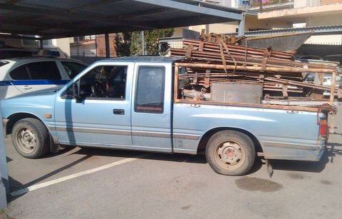 Σπείρα φόρτωσε ολόκληρο φορτηγάκι με σιδερένια κουφώματα