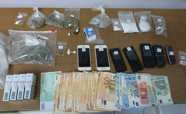 Συνελήφθη ζευγάρι Ελλήνων με κοκαΐνη, χασίς, πολλά λεφτά και 9 κινητά τηλέφωνα (pic)