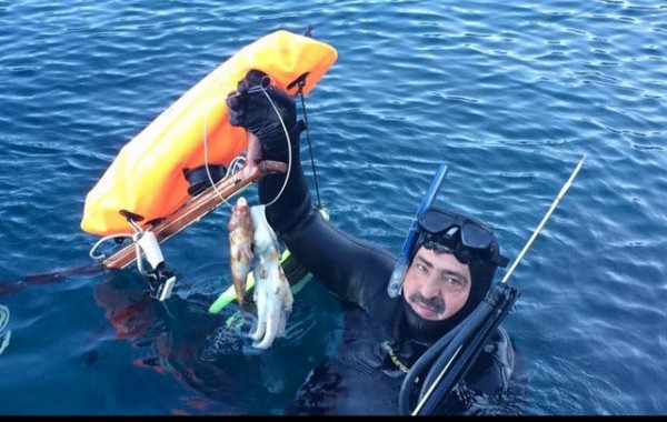 Με ψαροντούφεκο στη Μακρόνησο υποδέχθηκε ο Πολλάκης τη νέα χρονιά