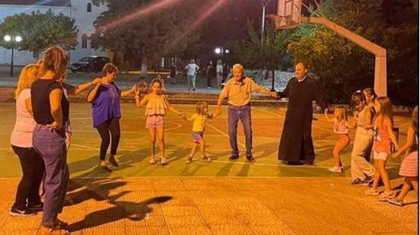 ΘΕΟΛΟΓΟΣ ΕΥΒΟΙΑΣ: Το κατηχητικό ξεκίνησε με χορούς και σουβλάκια