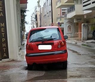 ΧΑΛΚΙΔΑ: Έβρεχε και πάρκαρε πάνω στην στροφή και πάνω στη ράμπα για τα ΑΜΕΑ