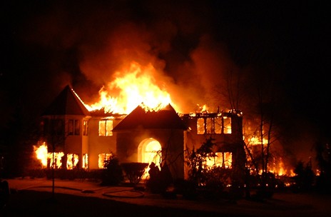 Kάηκαν ζωντανοί σε εξοχικό