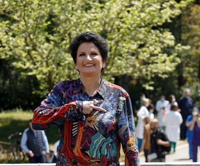 Η Πρωτοψάλτη τραγούδησε στους δρόμους της Αθήνας πάνω σε καρότσα φορτηγού (VIDEO)