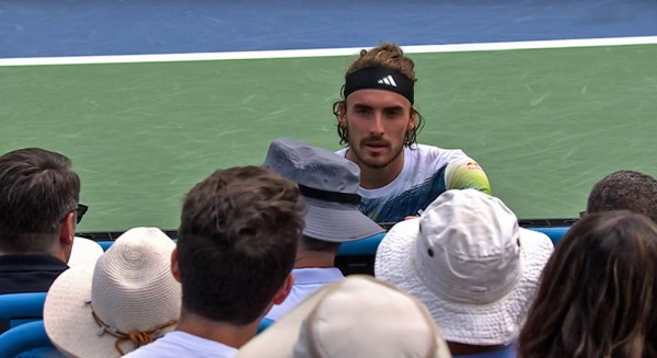 Η θεατής έκανε τη ...μέλισσα και εκνεύρισε τον Τσιτσιπά! (VIDEO)